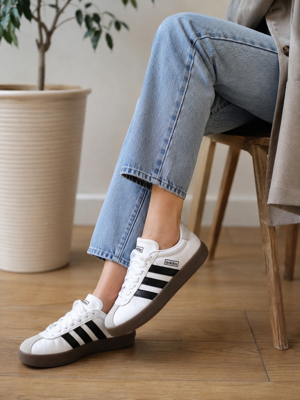 Adidas Women's White Sneakers with Black Stripes 🤍🖤 Size 5.5